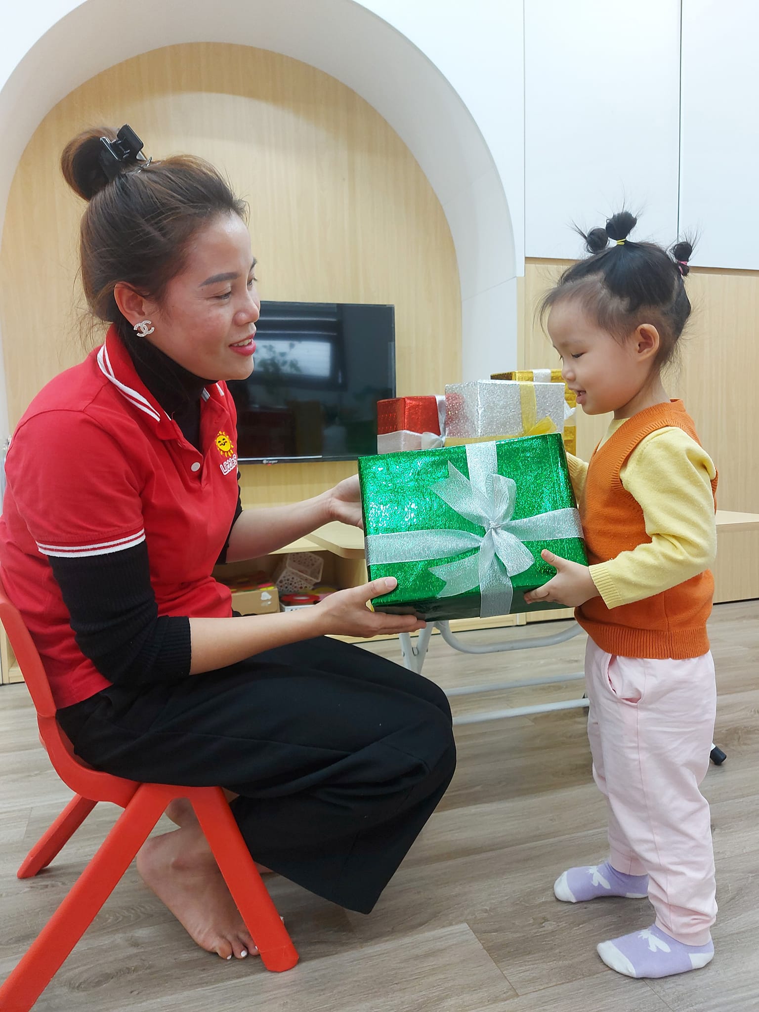 KỸ NĂNG SỐNG: BÉ NHẬN QUÀ BẰNG HAI TAY