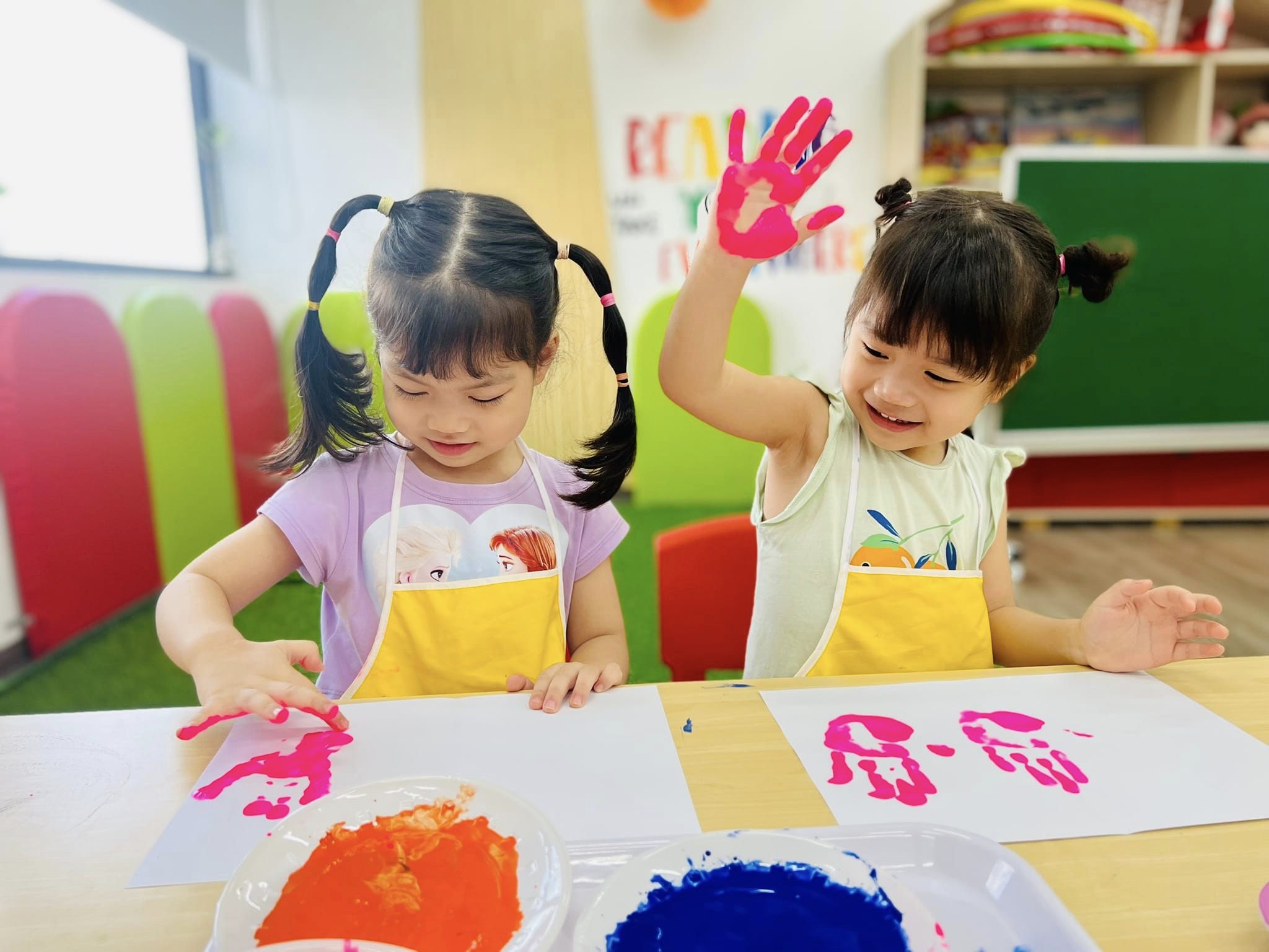 In hình con vật từ bàn tay