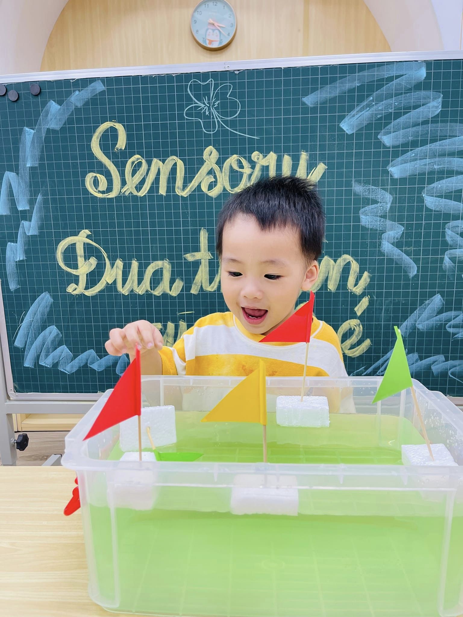 Sensory plays: đua thuyền cùng bé
