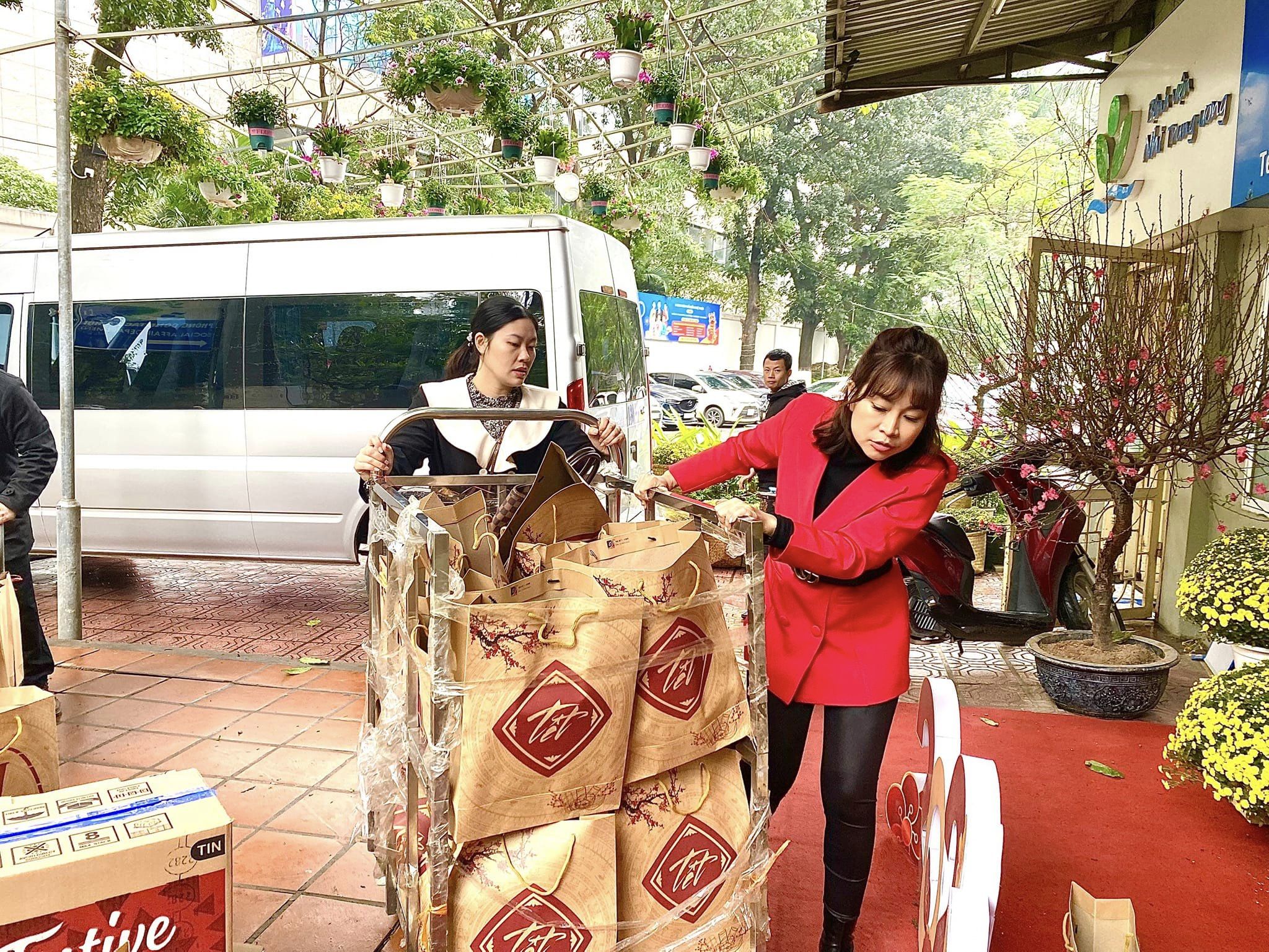 Trường Little Sun đi từ thiện Tại BV Nhi TƯ