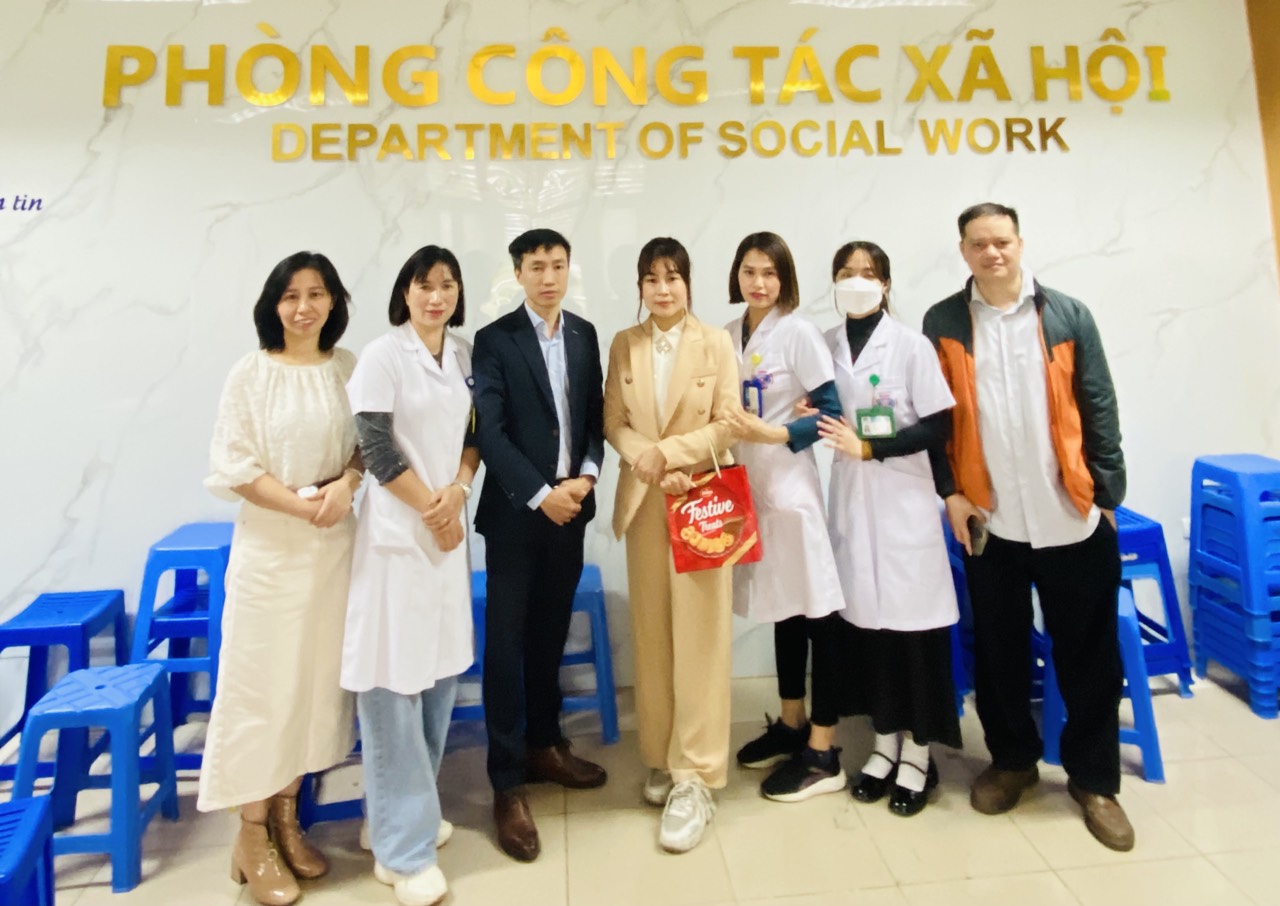 TRường Little Sun đi thiện nguyện tại BV K tân triều