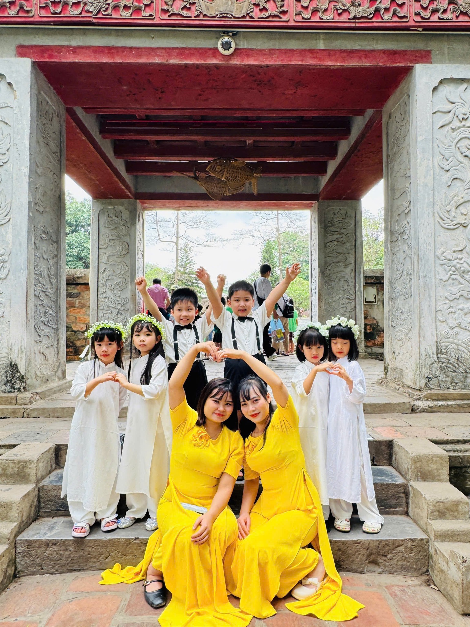 NHỮNG KHUNG HÌNH GỬI LẠI TUỔI THƠ